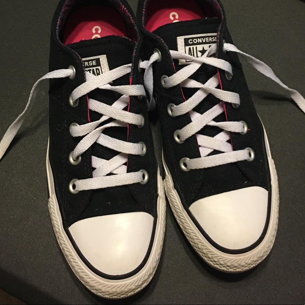 Some black and white converse size 6